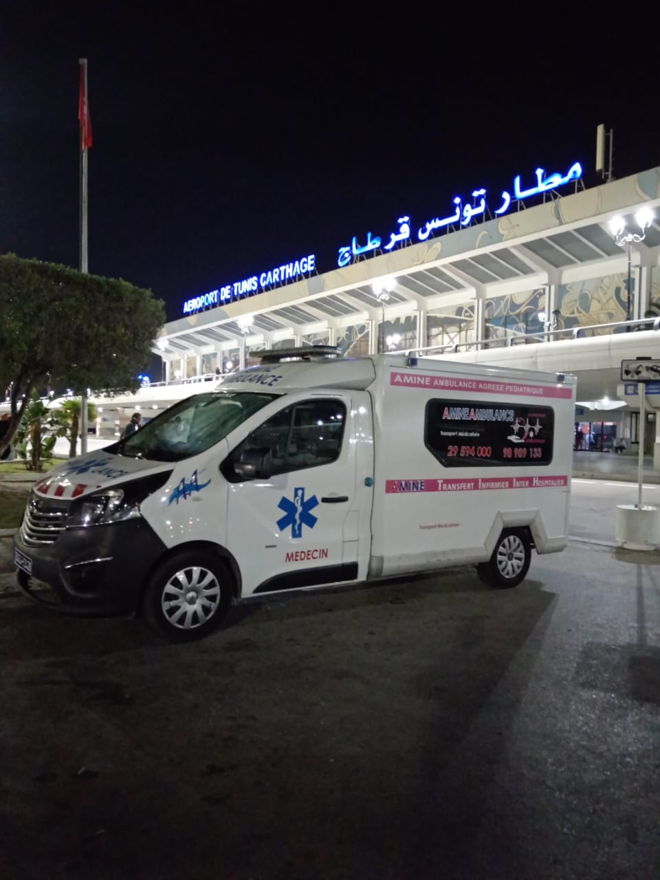 Équipe et véhicule ambulance